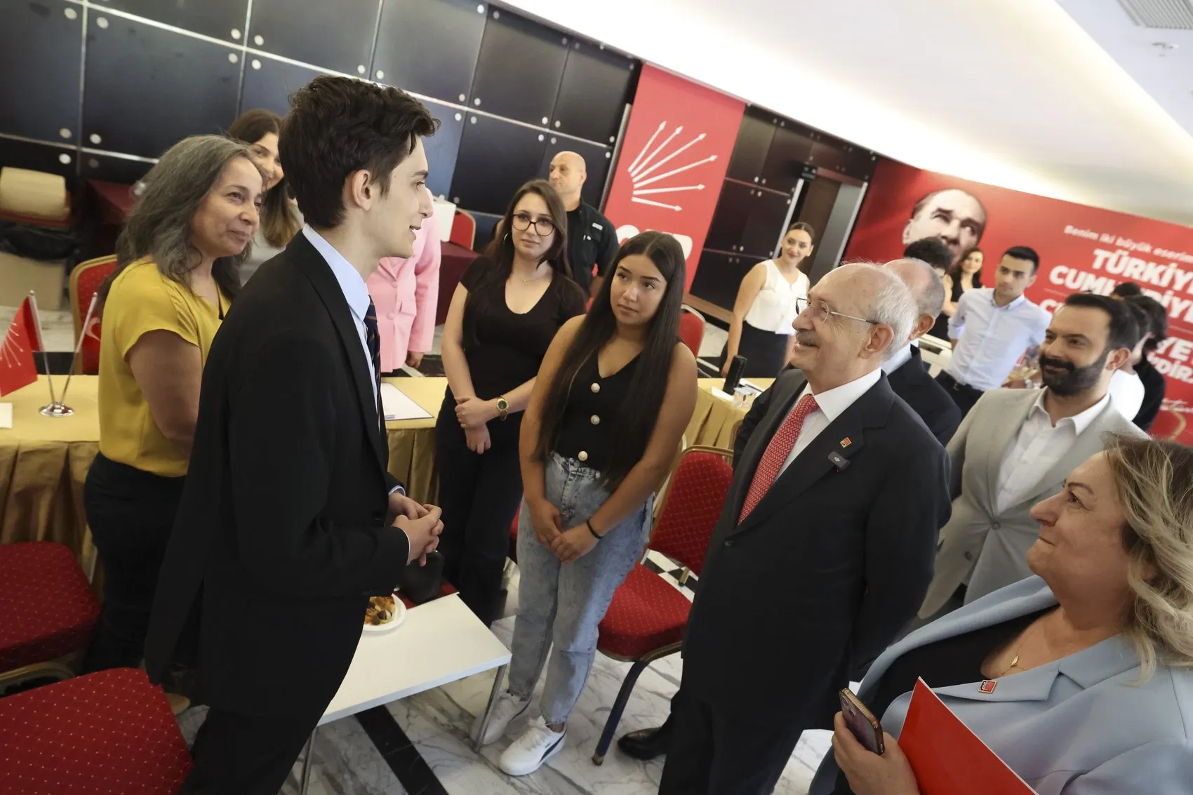 Kılıçdaroğlu gençlerin tercih heyecanına ortak oldu