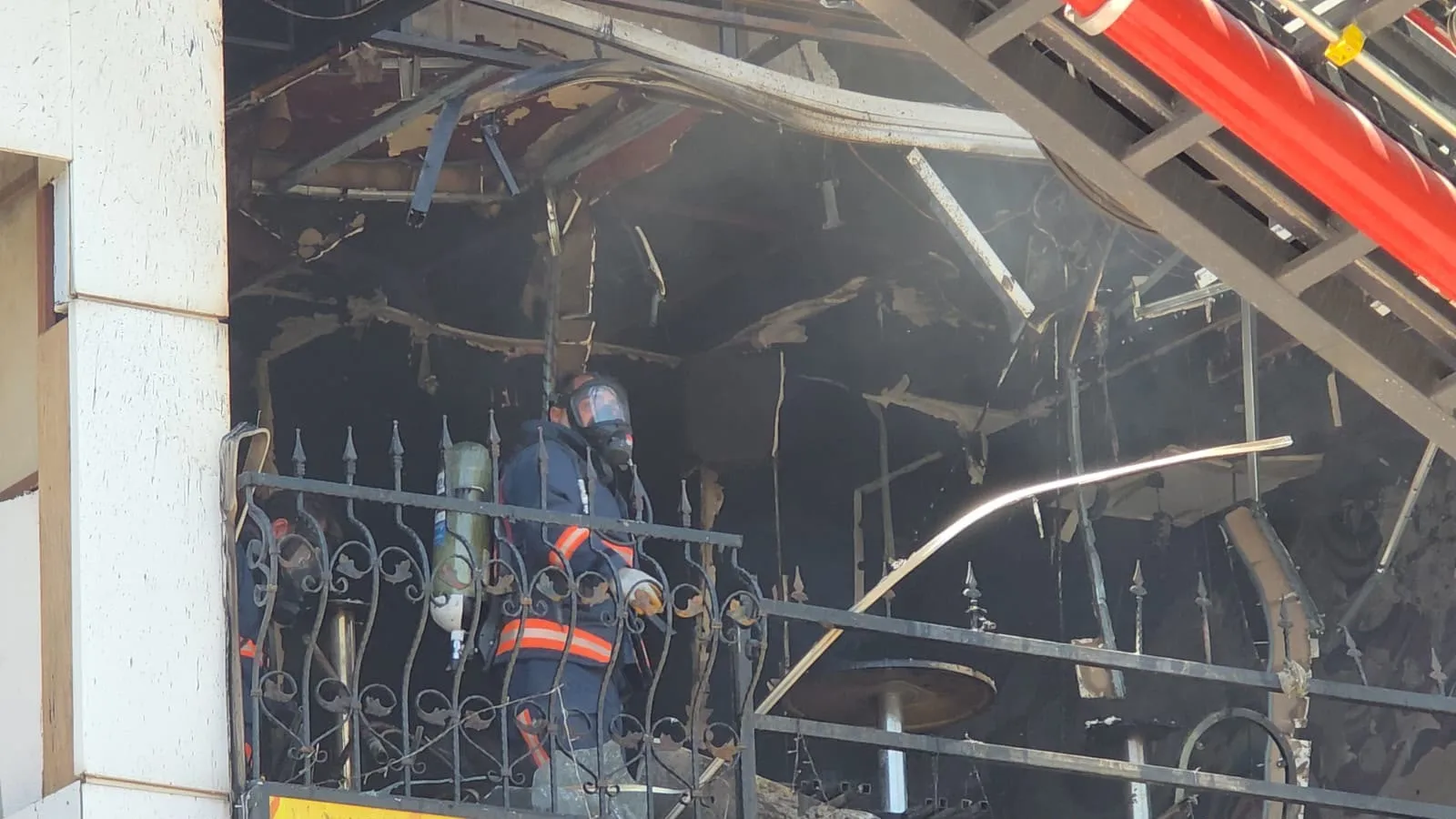 Van'da bar yangını paniği Çatıdaki iki kişi son anda kurtarıldı
