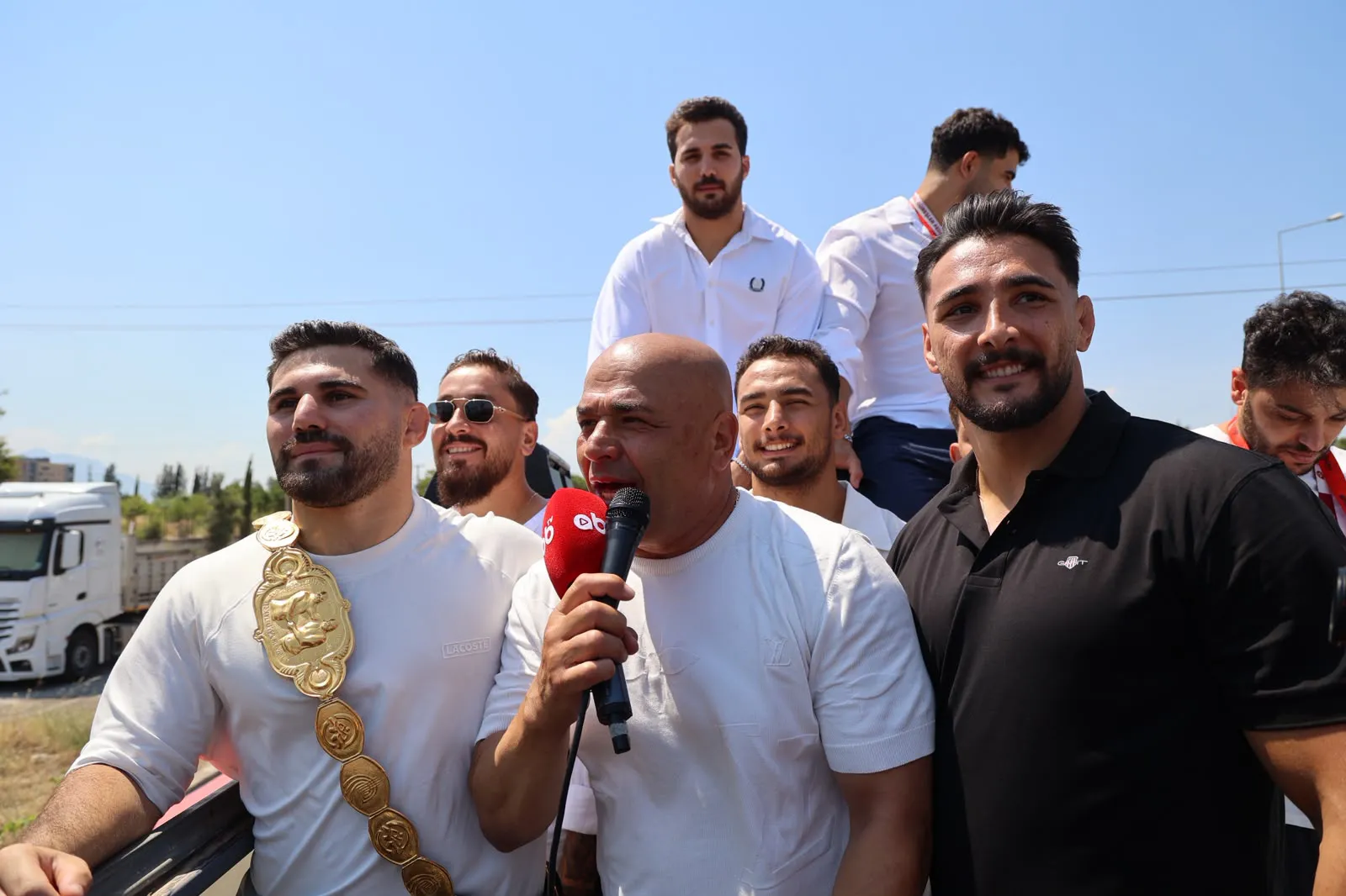 Kırkpınar şampiyonu Erkan Taş Antalya’ya altın kemerle döndü