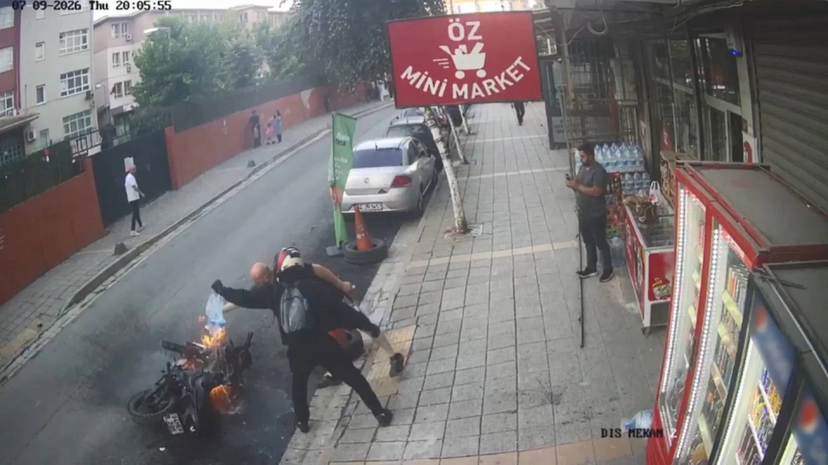 Küçükçekmece'de yanan motosiklete mahalleli seferber oldu