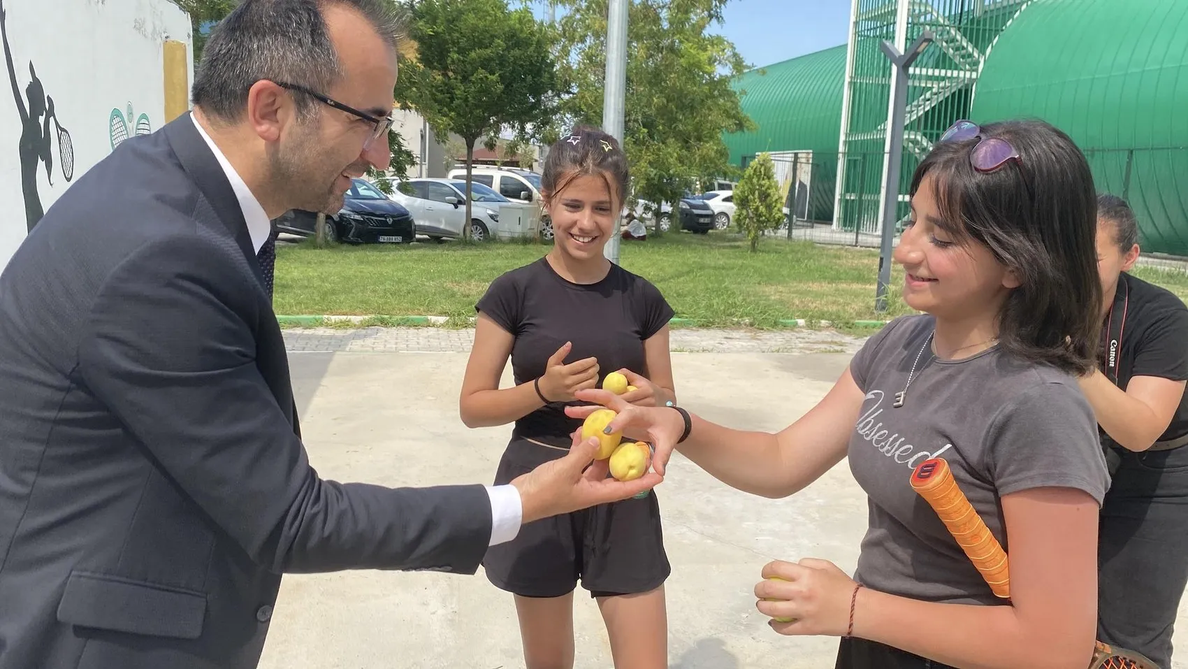 Iğdır’da tenis kortlarında kayısı molası
