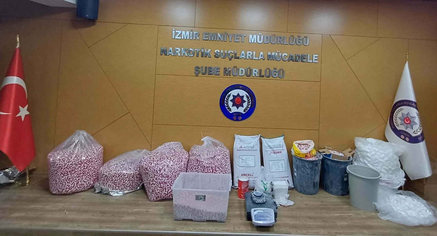 İzmir'de zehir deposuna narkotik baskını