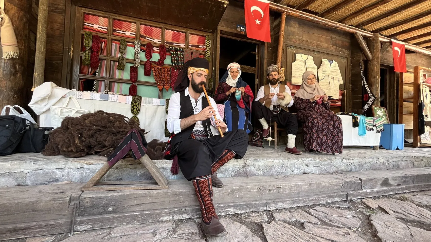 20 yıldır ilmek ilmek işlediği Hemşin çorabını Türkiye'ye tanıtıyor