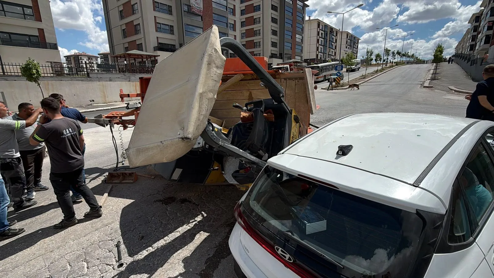 Eskişehir’de yokuş aşağı kontrolden çıkan römork eğitim aracına çarptı