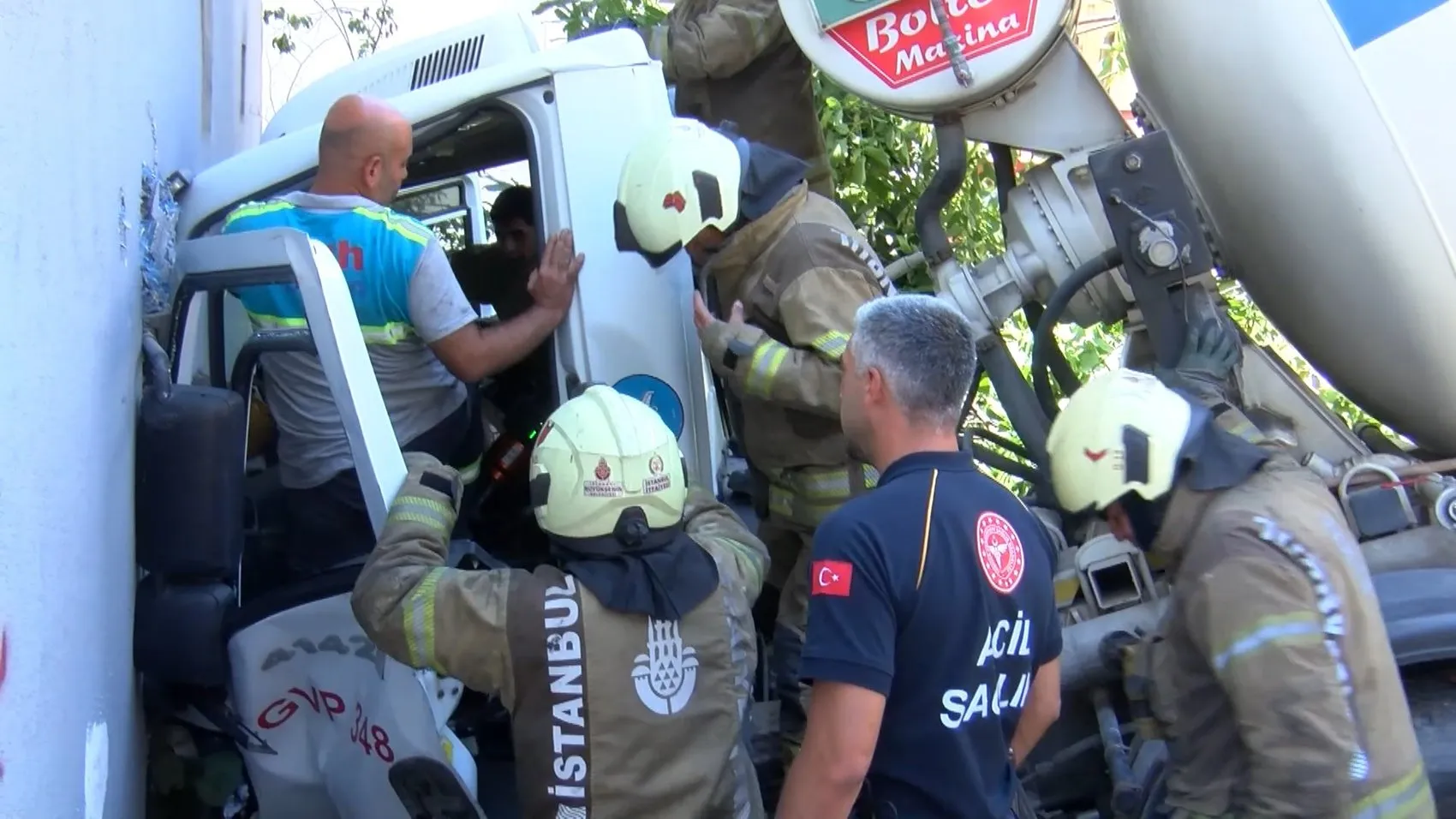 Ümraniye’de beton mikseri binaya girdi
