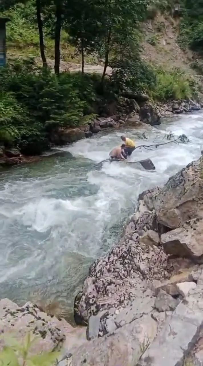 Uzungöl'de fotoğraf çekinirken dereye düşen turist hayatını kaybetti