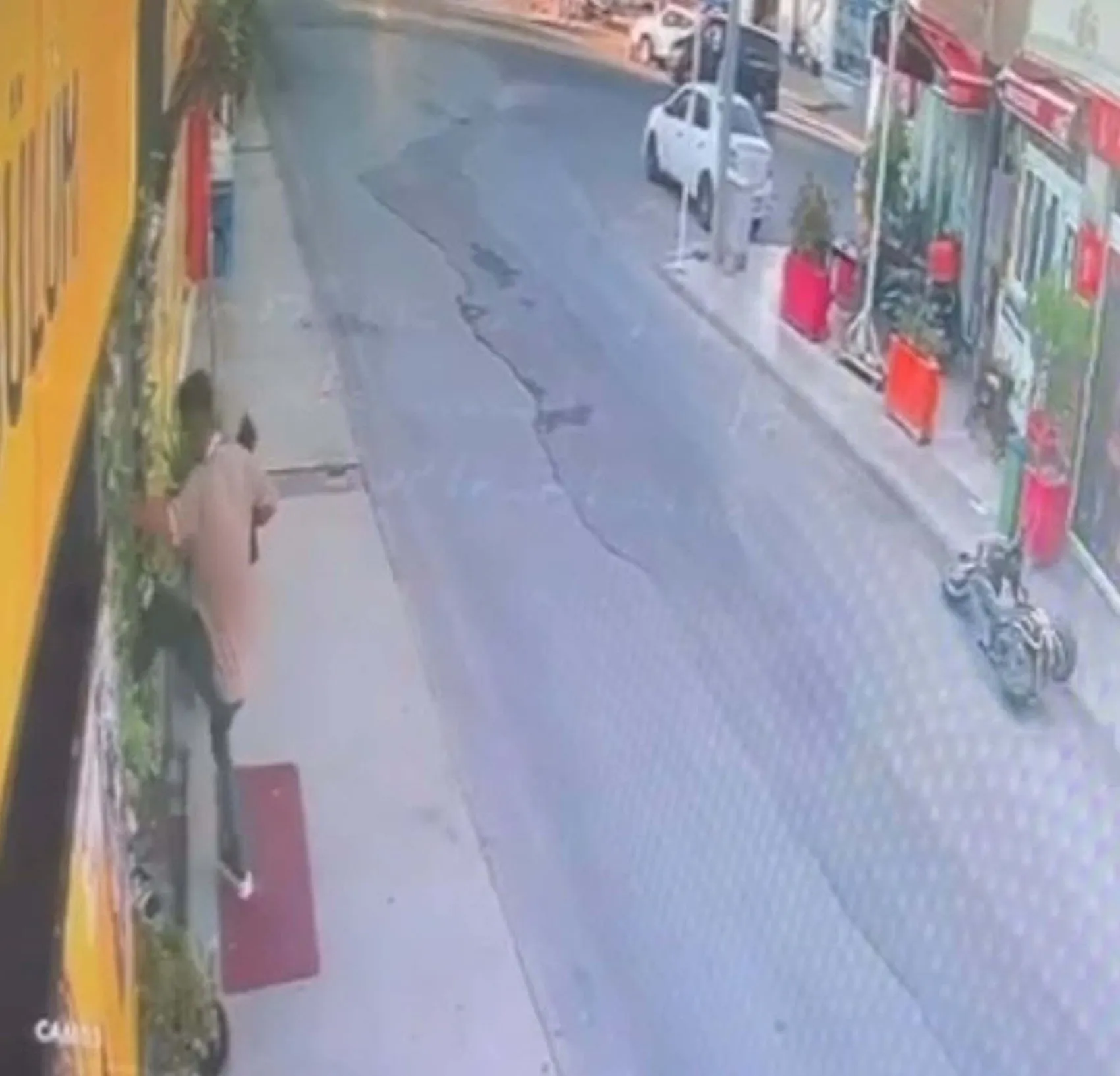 Bodrumda bir eğlence mekanını pompalı tüfekle taradı
