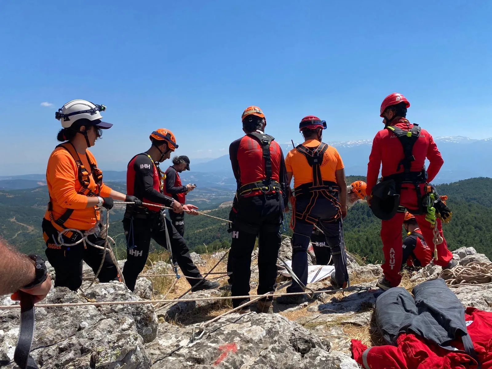 Bursa'da ekipler sarp kayalıklarda nefes kesen kurtarma operasyonu yaptı