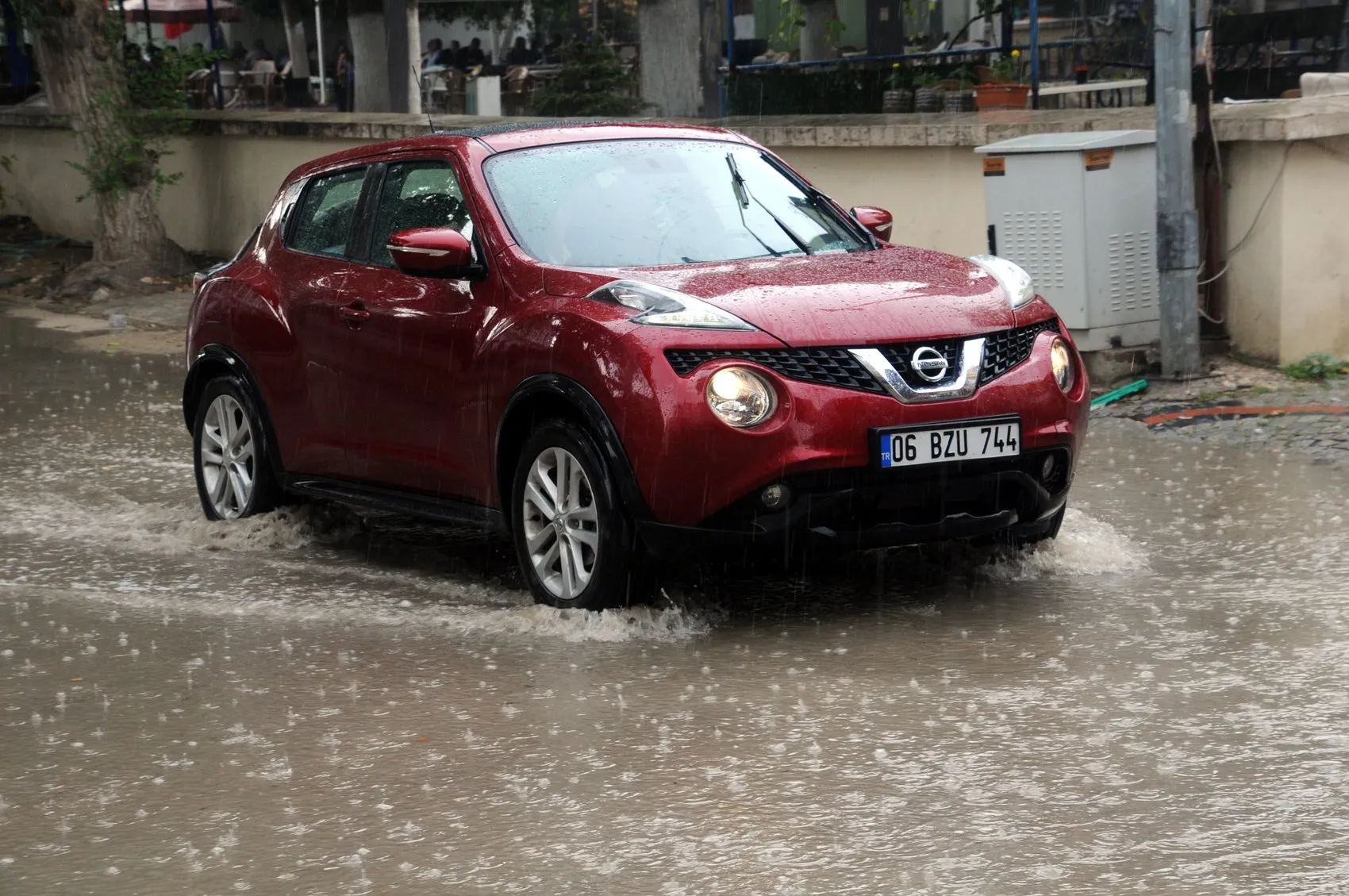 Edirne’de aniden bastıran sağanak hayatı felç etti