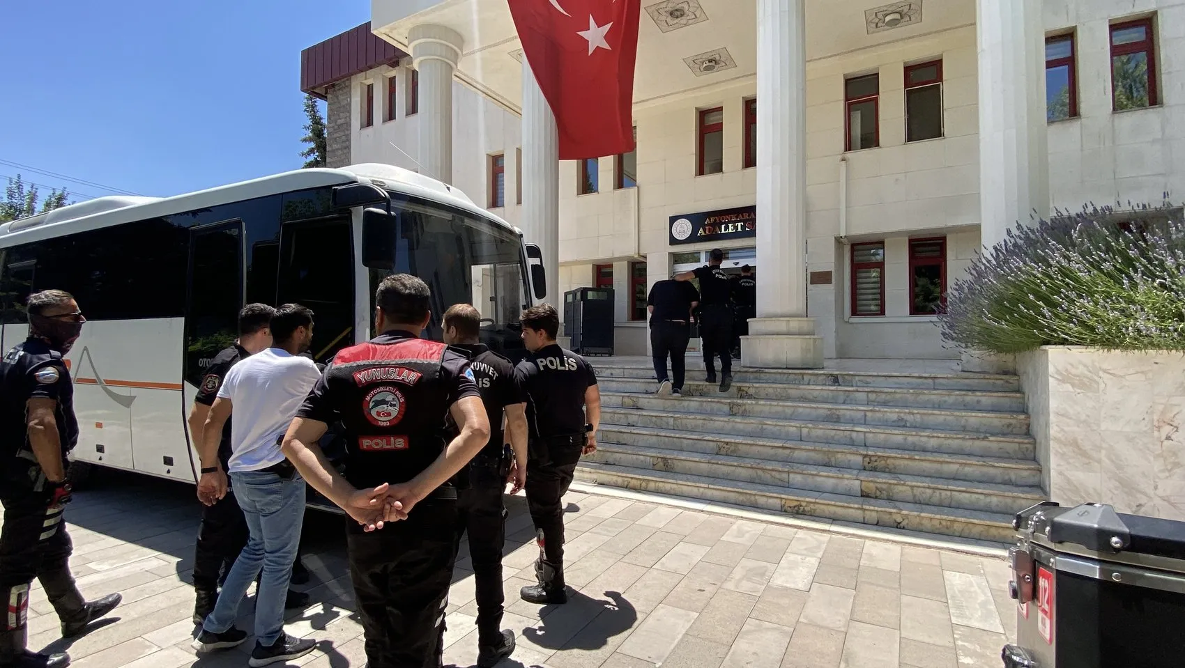 Afyonkarahisar minibüs durağındaki kanlı baskın sonrası 18 kişi adliyeye çıkarıldı