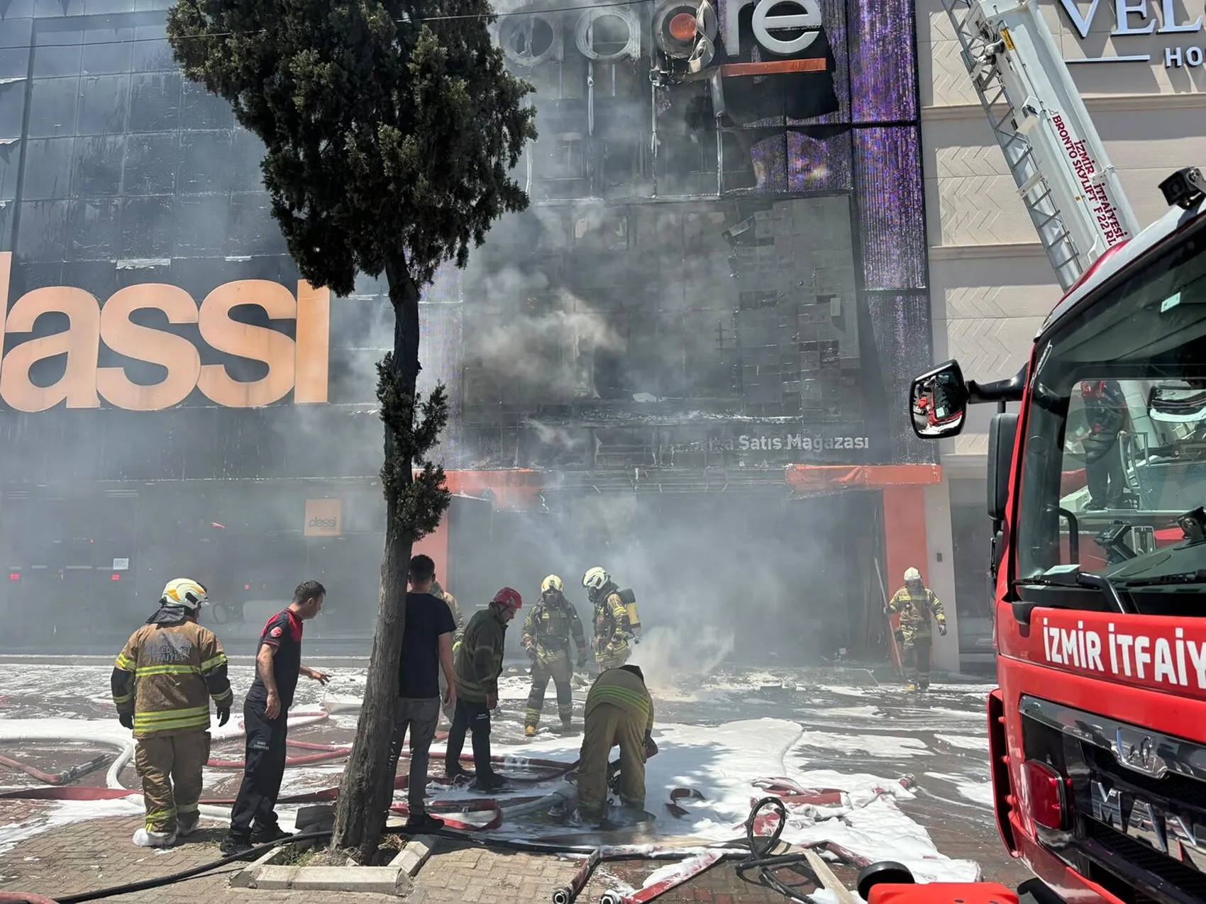 Karabağlar’da mobilya mağazasını alevler sardı