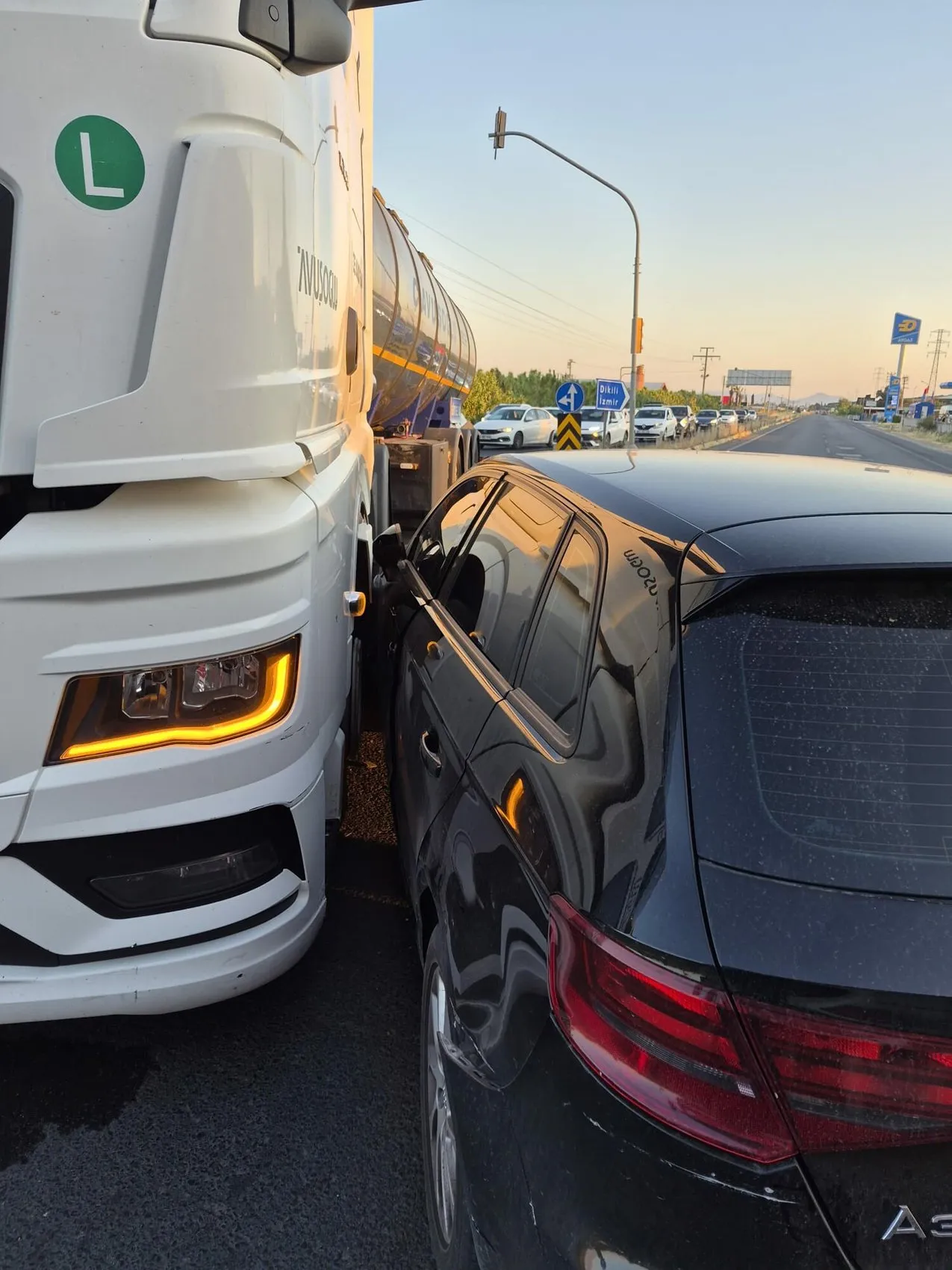 Ayvalık girişinde tanker ve otomobil çarpıştı