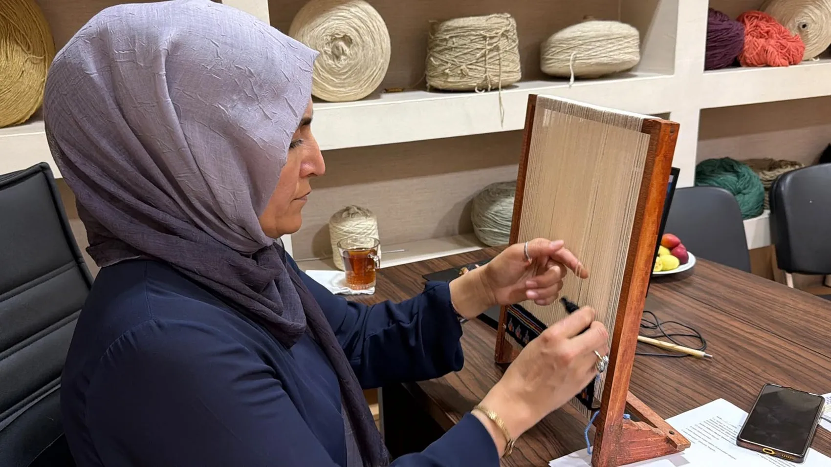 Gençler halı dokumayı minyatür tezgahlarla yeniden keşfediyor