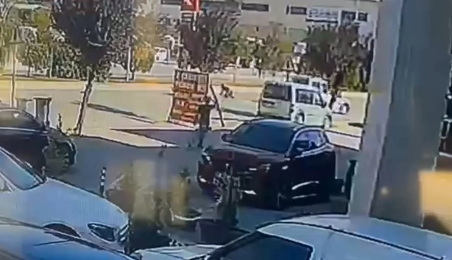 İnegöl yolunda motosiklet kazası kameraya yansıdı