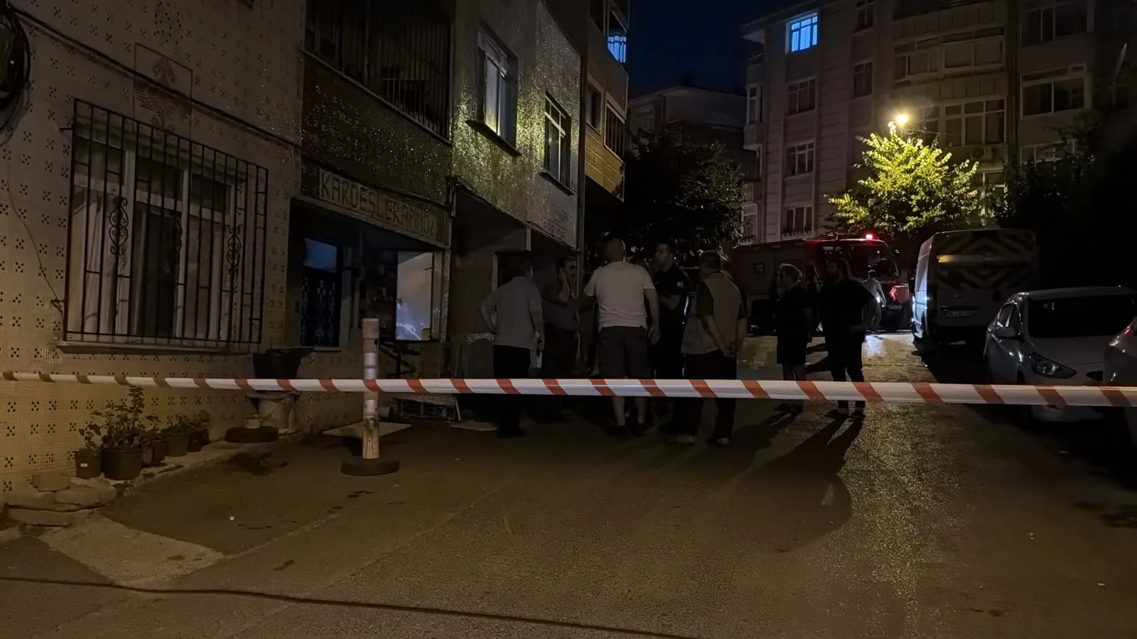 Gaziosmanpaşa’da kontrolden çıkan otomobil mahalleyi ayağa kaldırdı