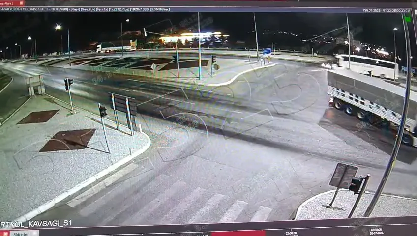 Afyonkarahisar’da gece yarısı otobüs ve otomobil çarpıştı