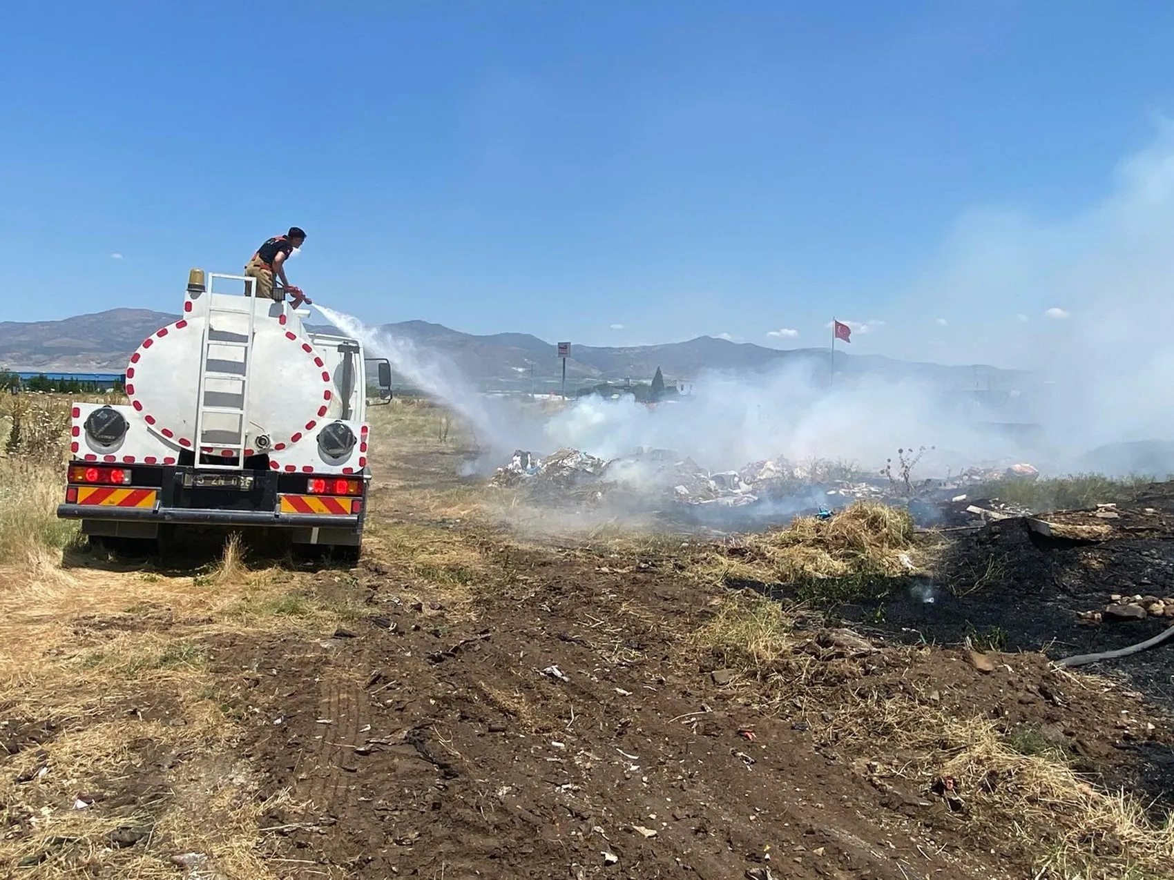Manisa Alaşehir’de ot yangını paniği