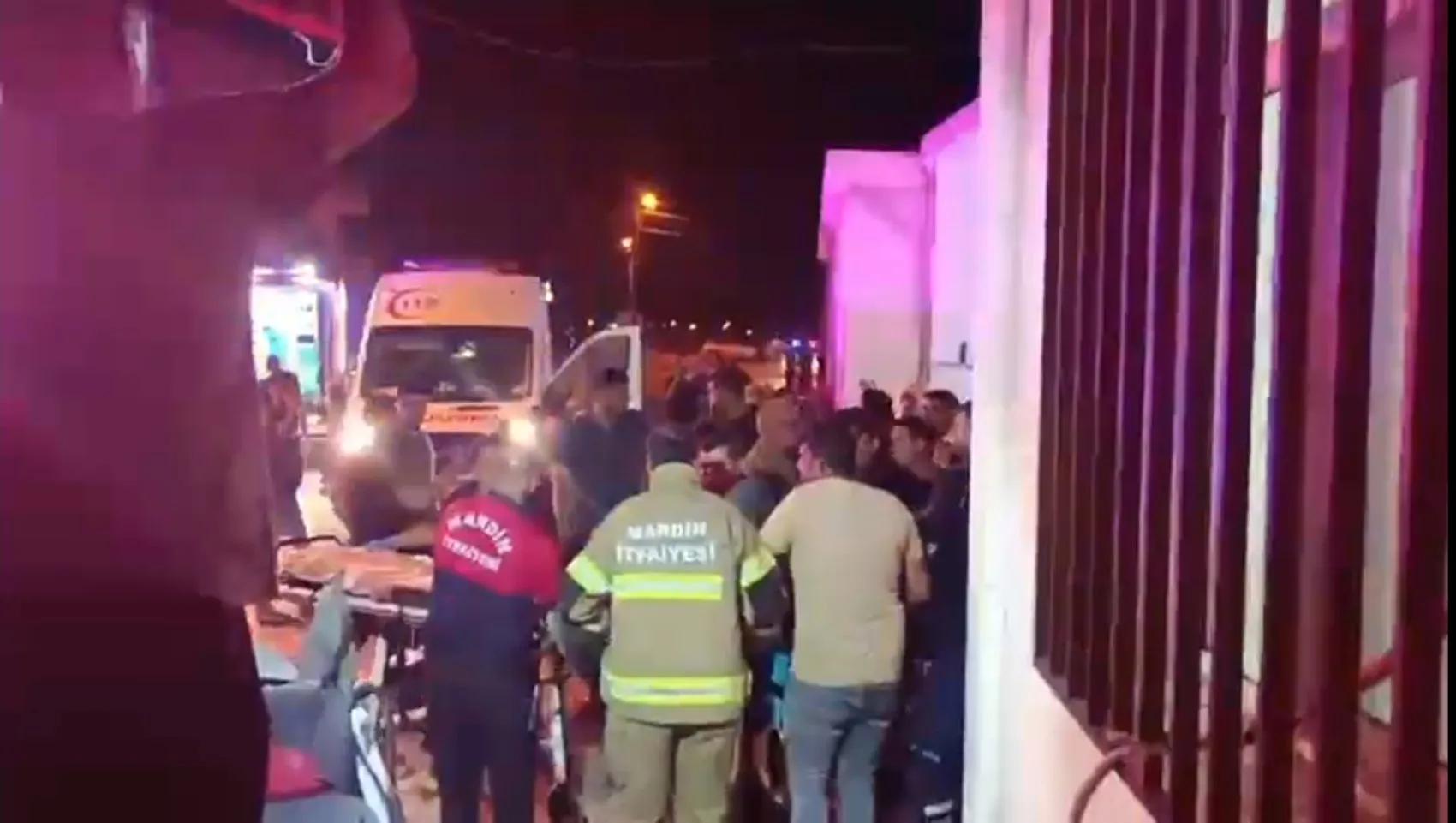 Mardin'de otomobil traktörle çarpıştı ve eve girdi