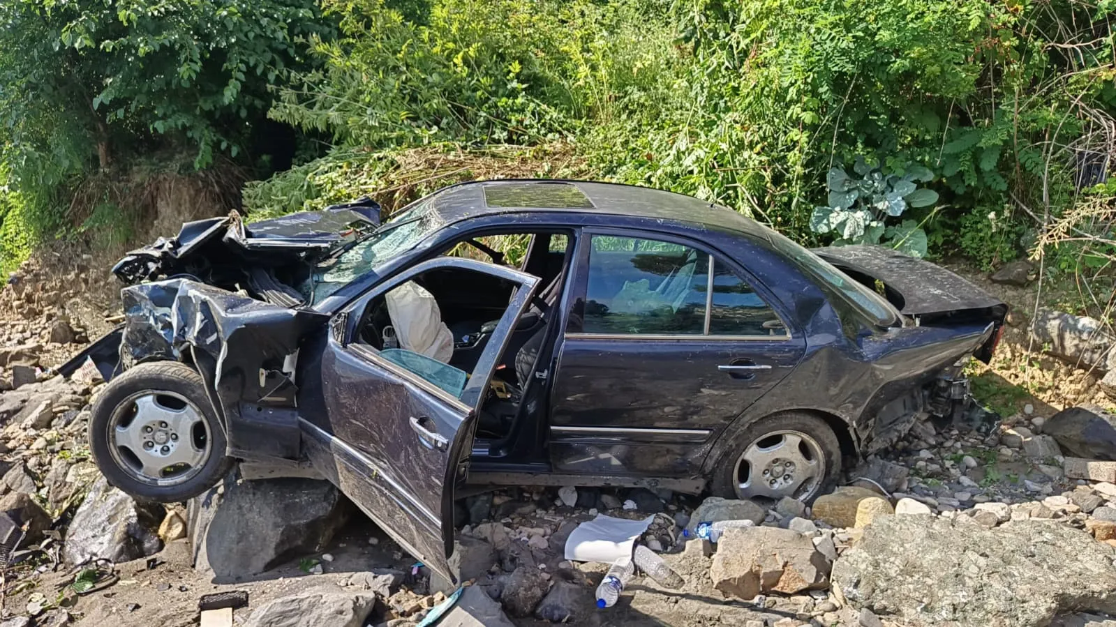Ordu'da otomobil 30 metreden denize uçtu