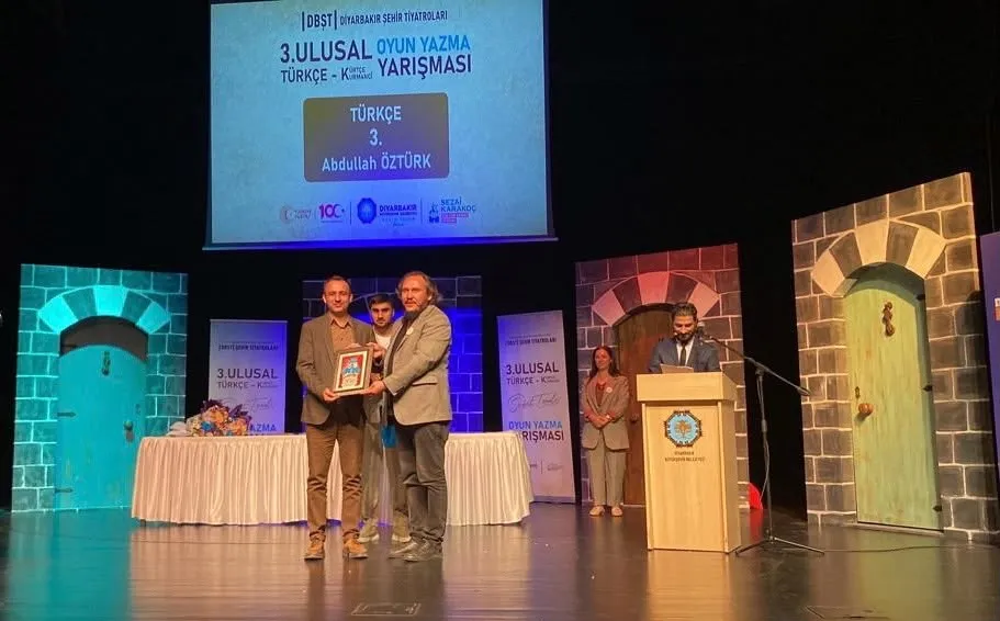 Rayların ustası sahnelerin yazarı oldu