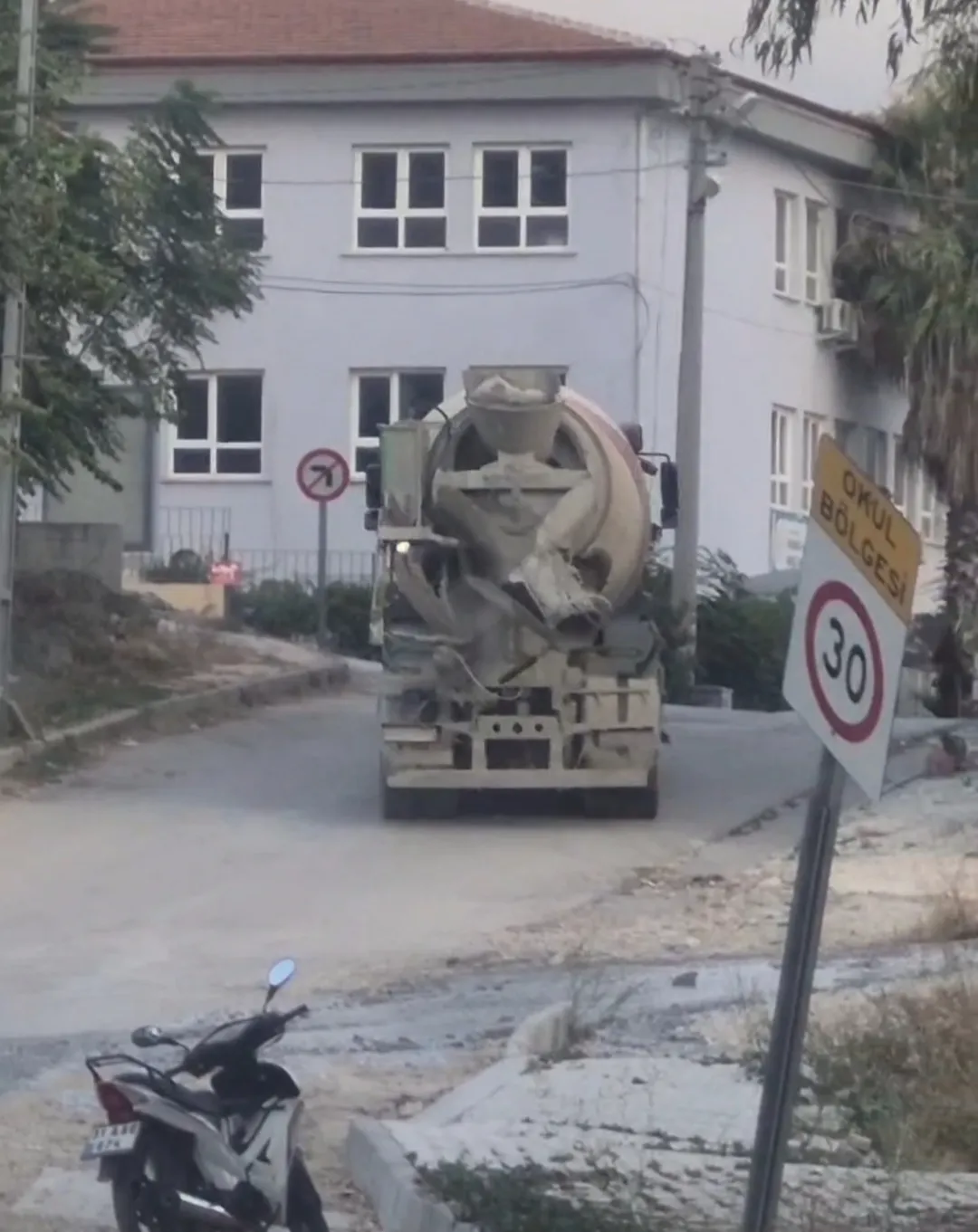 Hatay'da beton mikserinin yola saçtığı harç trafiği tehlikeye attı