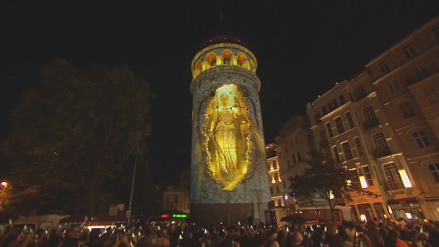 Galata Kulesi 15 Temmuz’un onuncu yılı için ışıklarla donatıldı