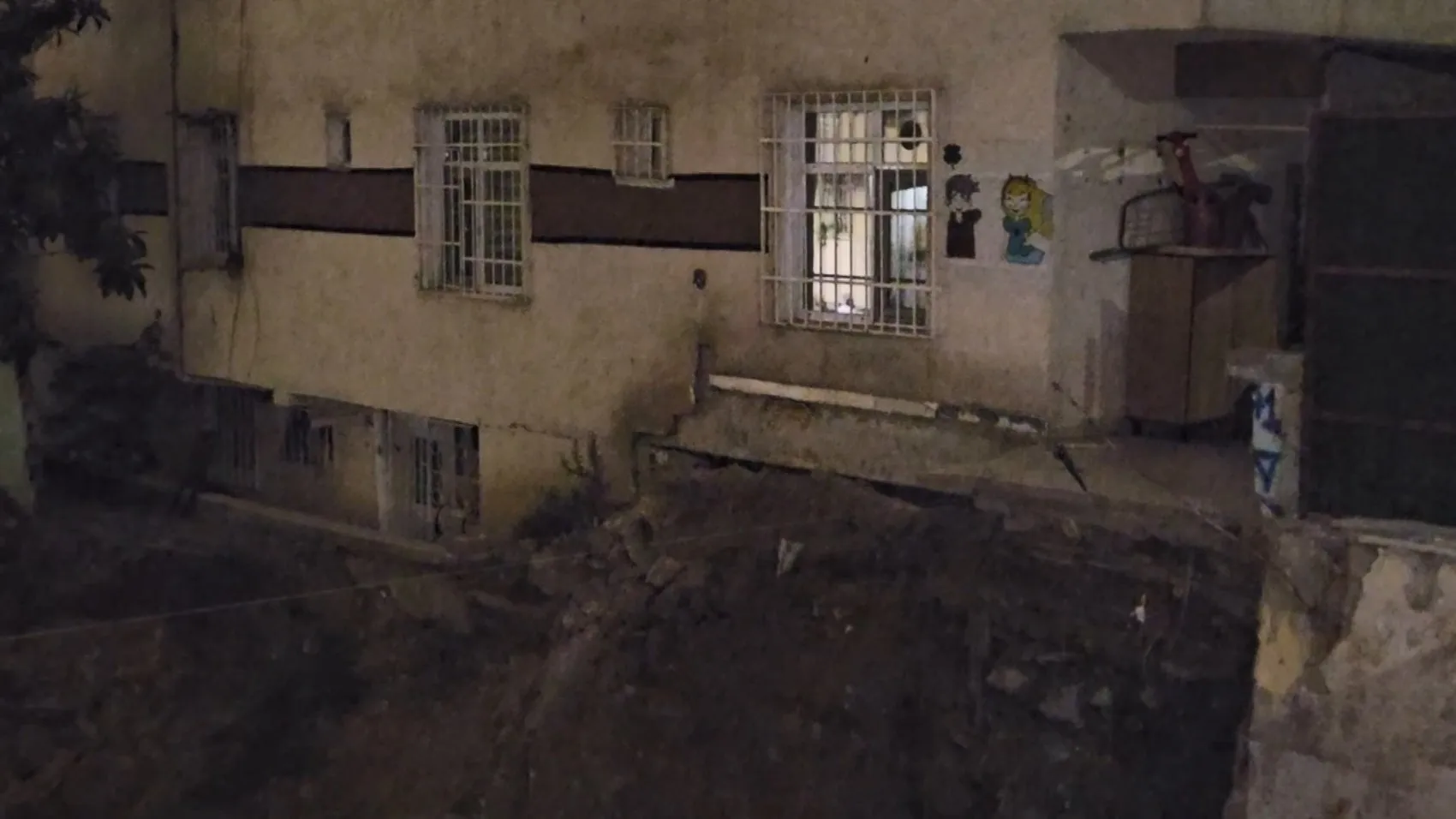 Bahçelievler'de inşaat paniği Apartman tahliye edildi