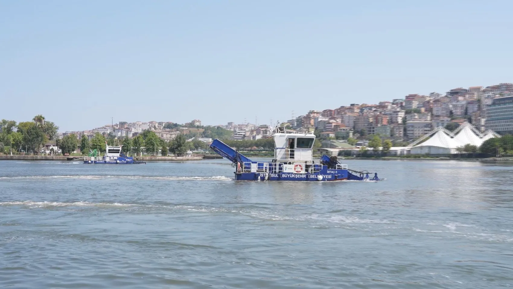Haliç'in dibi zift gibi kararmış