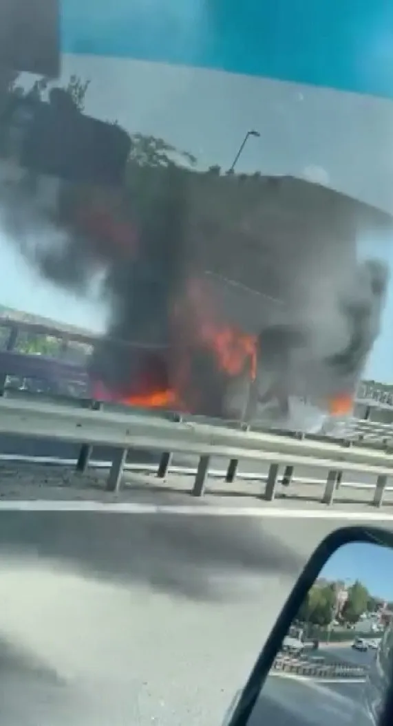 Başakşehir'de seyir halindeki kamyonet alevlere teslim oldu