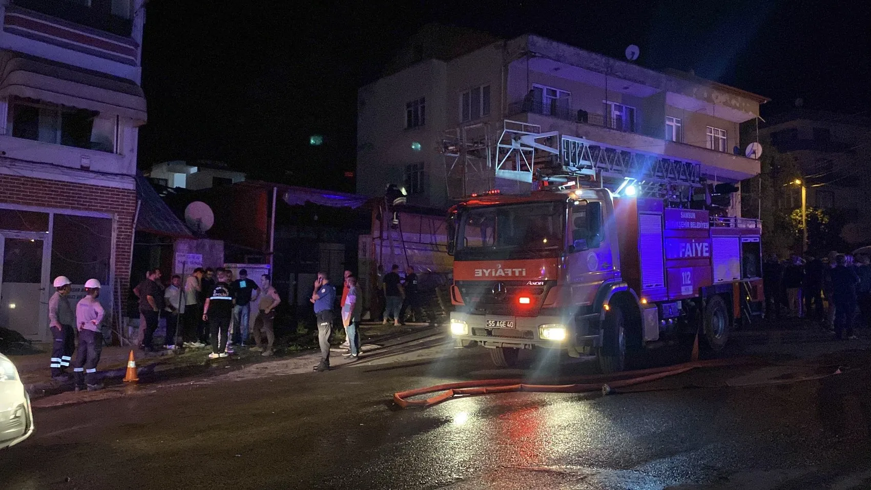 Tekkeköy’de boya deposunu alevler sardı