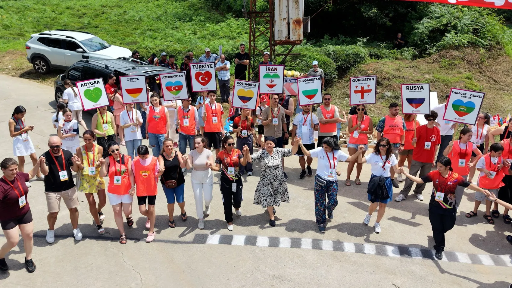 Rize’de tahta arabalarla uluslararası hız mücadelesi
