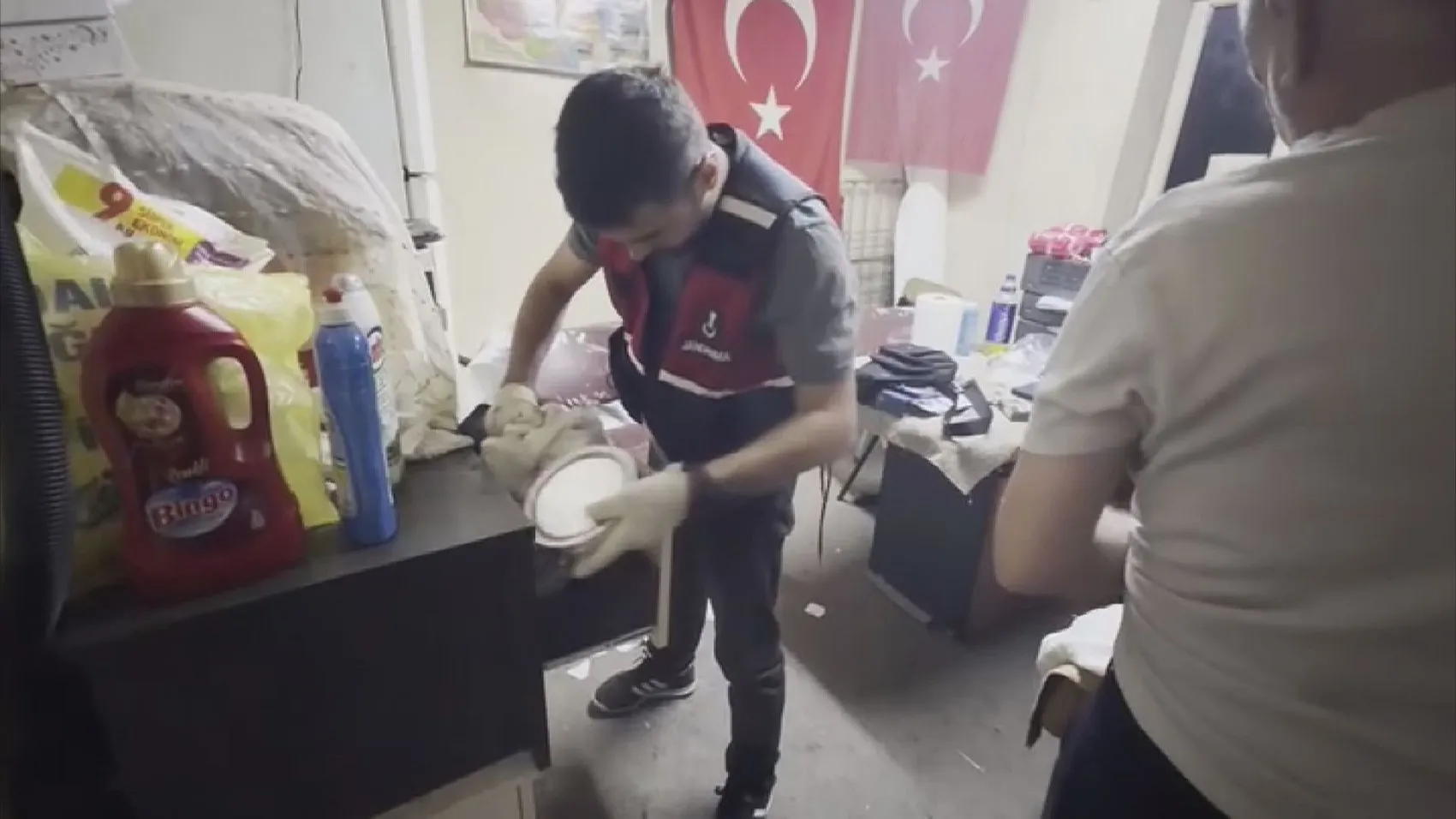 Sahte kimlikle tapu vurgunu yapan çeteye 8 ilde operasyon