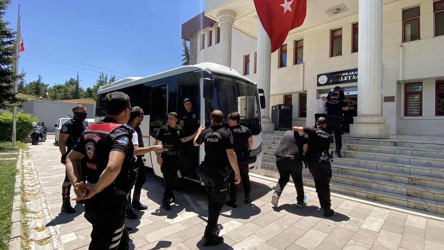 Afyonkarahisar minibüs durağındaki kanlı baskın sonrası 18 kişi adliyeye çıkarıldı