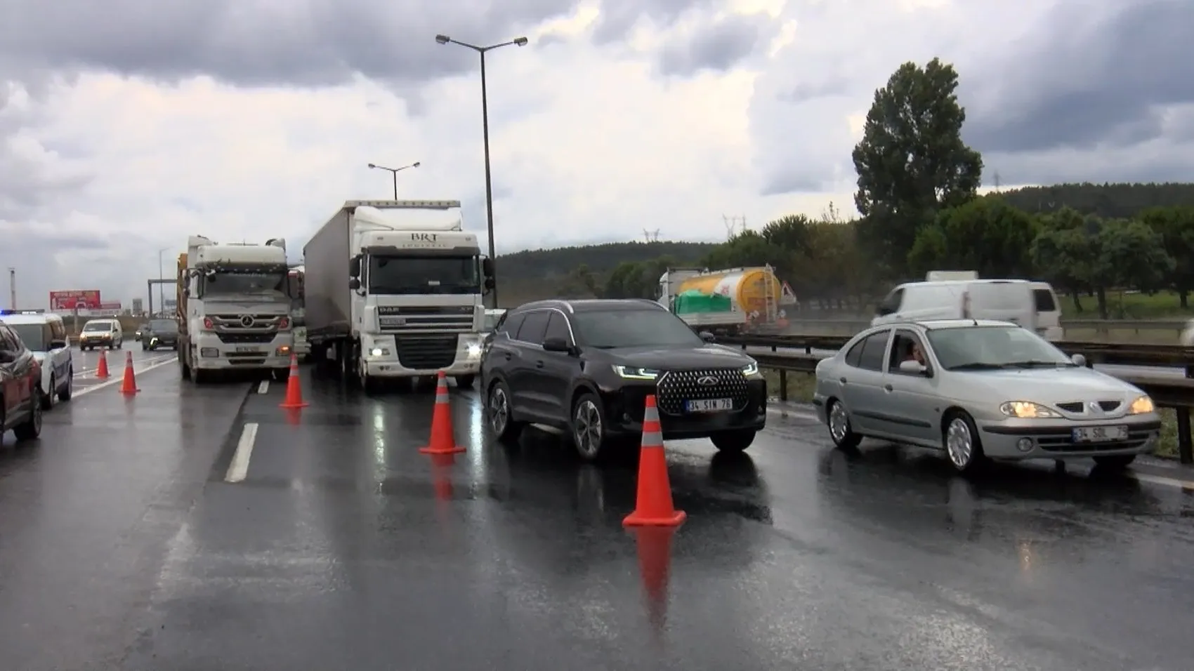 Pendik TEM Otoyolu'nda yağış nedeniyle kayan TIR trafiği kilitledi