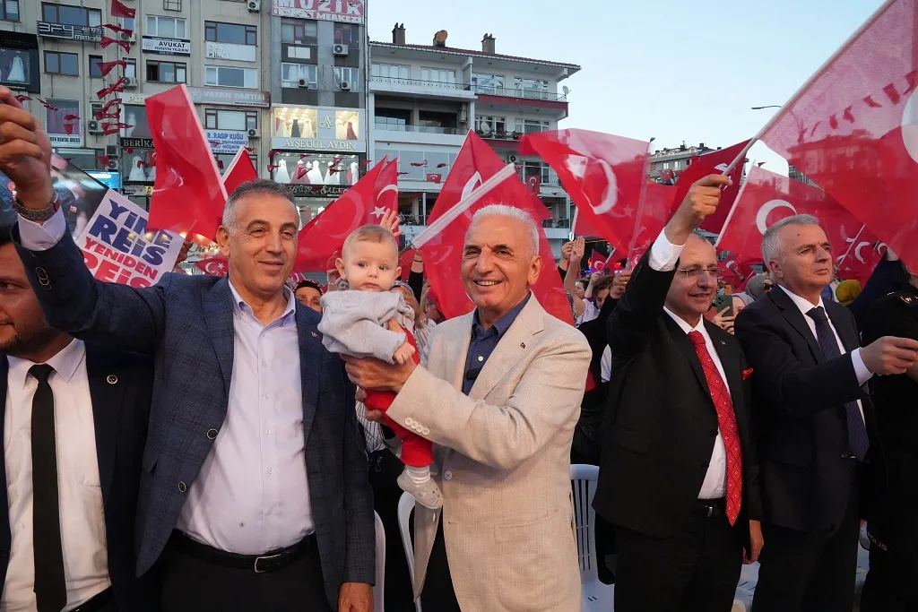 Ümraniye 15 Temmuz şehitlerini meydanda andı