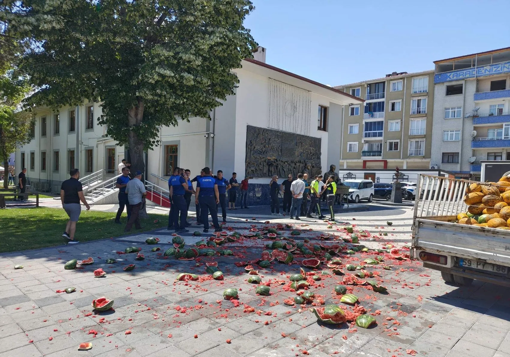 Tekirdağ'da seyyar satıcı belediye önünde karpuzları parçaladı