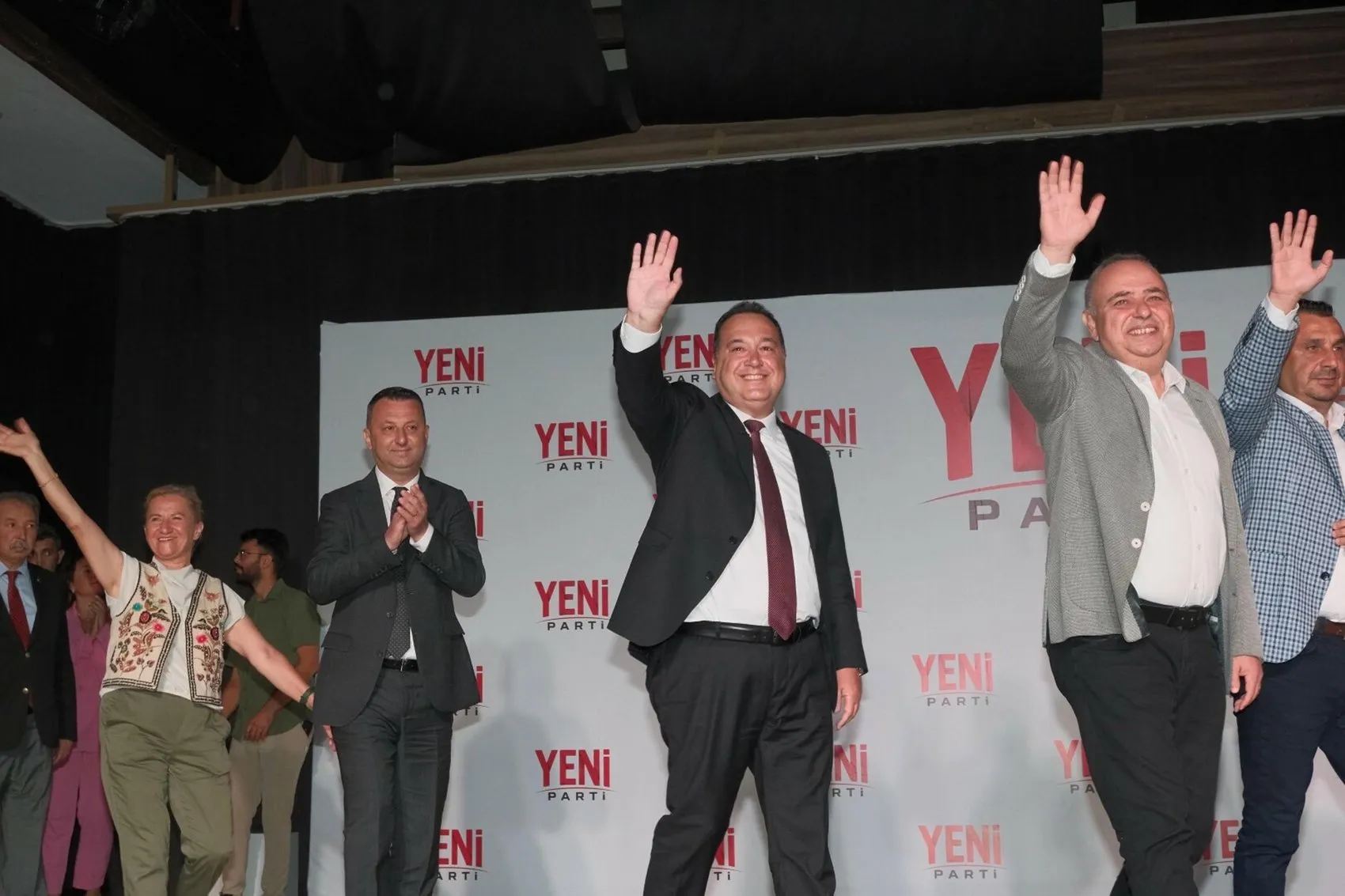 Manisa'da tüm CHP'li belediye başkanları Yeni Parti çatısı altında birleşti