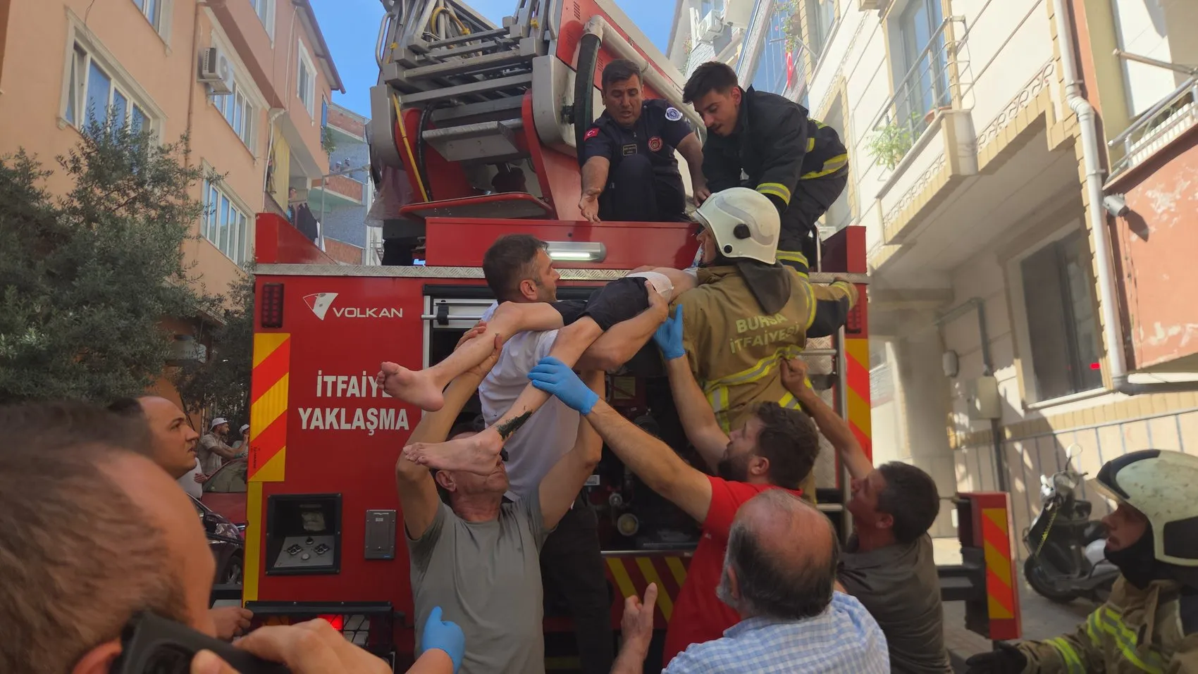 Bursa Orhangazi’de evde mahsur kalan engelli vatandaşı itfaiye kurtardı