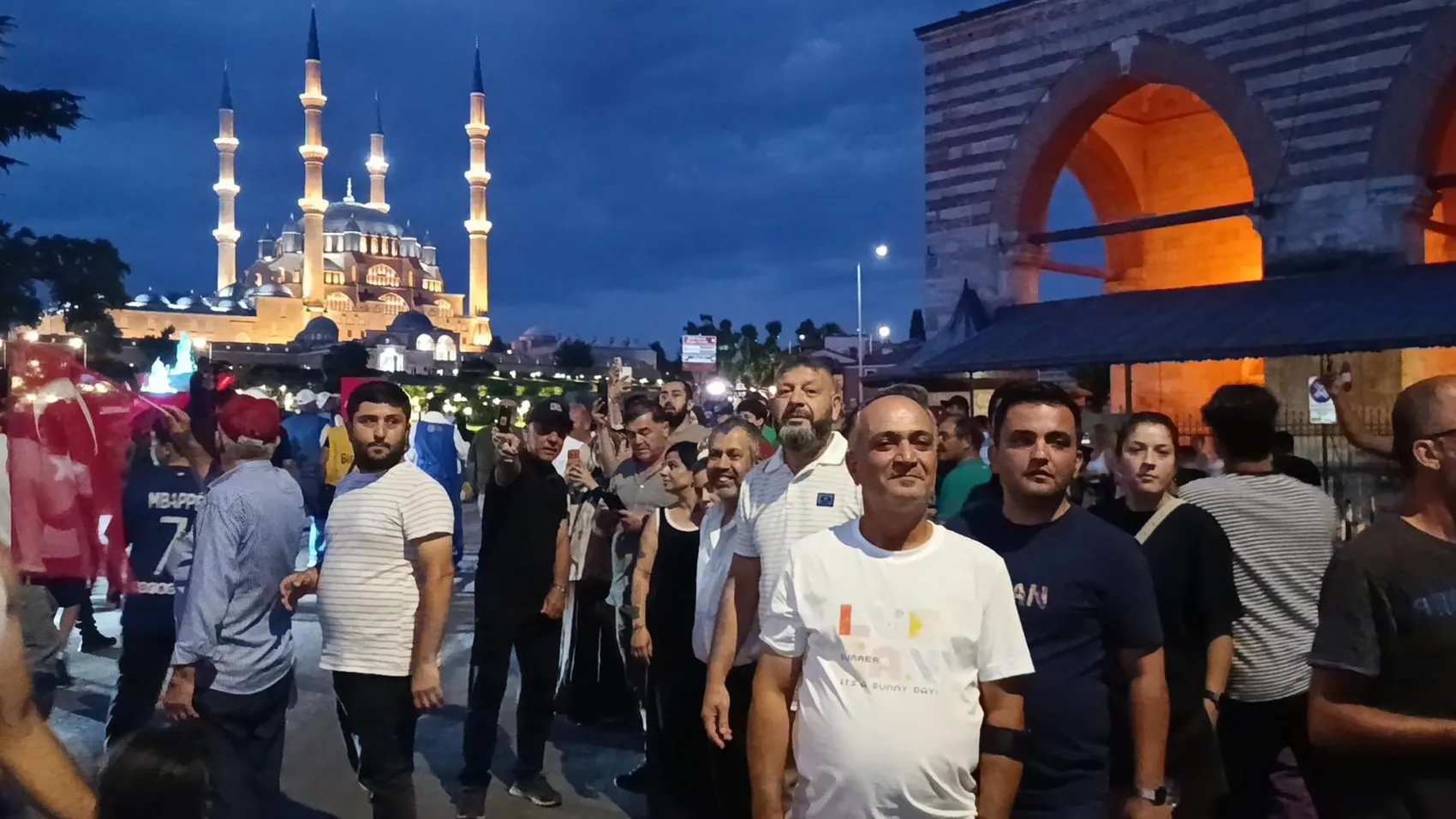Erkan Taş altın kemerle hamam yolunda