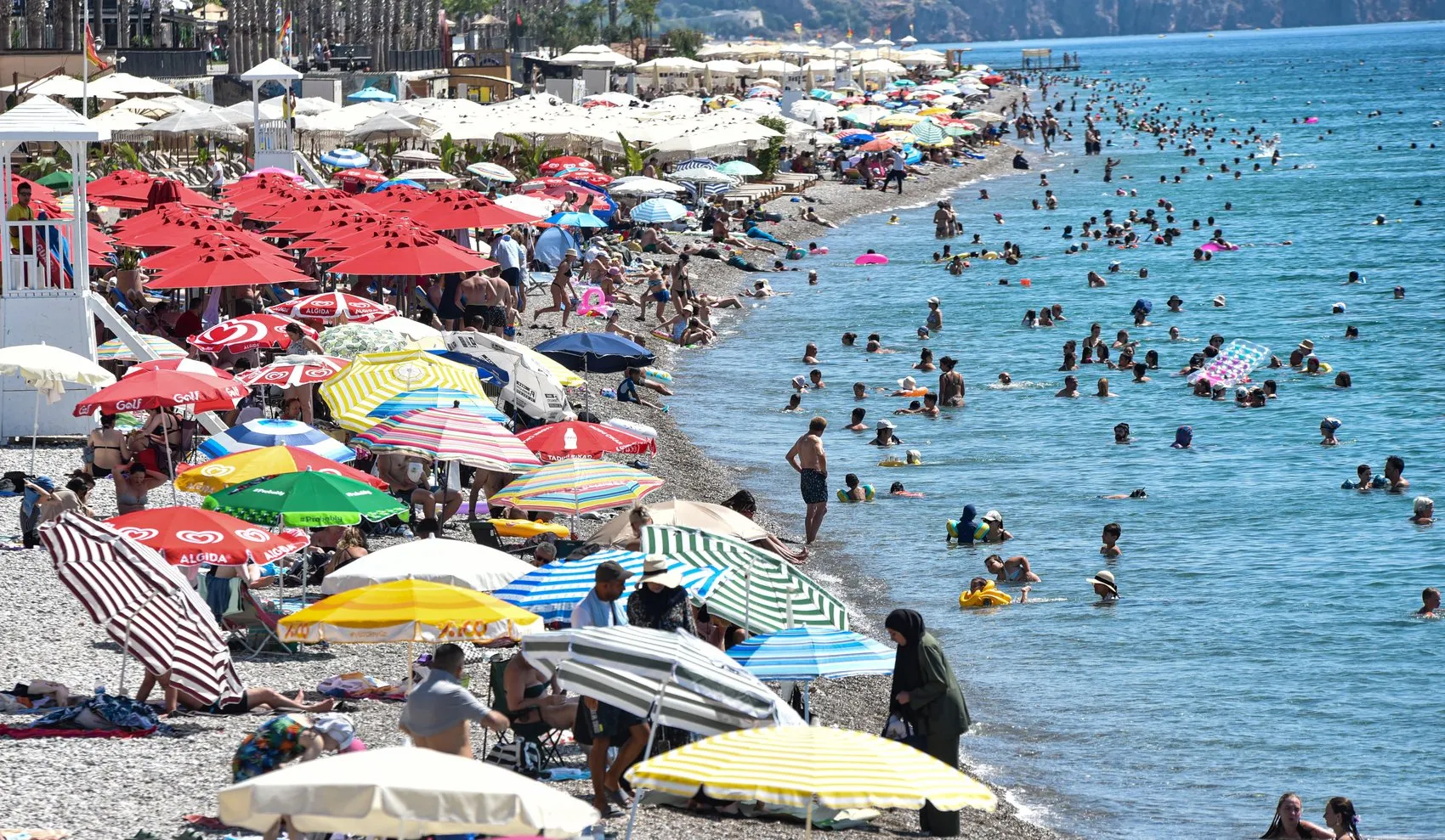 Antalya kavurucu sıcaklarla boğuşuyor