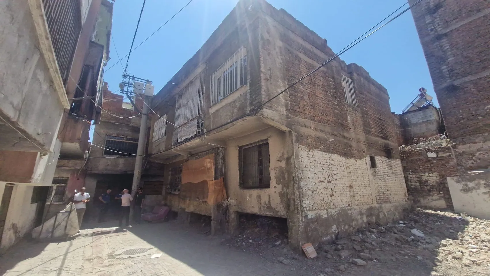 Diyarbakır'da eve kurşun yağdıran saldırganlar kaçtı