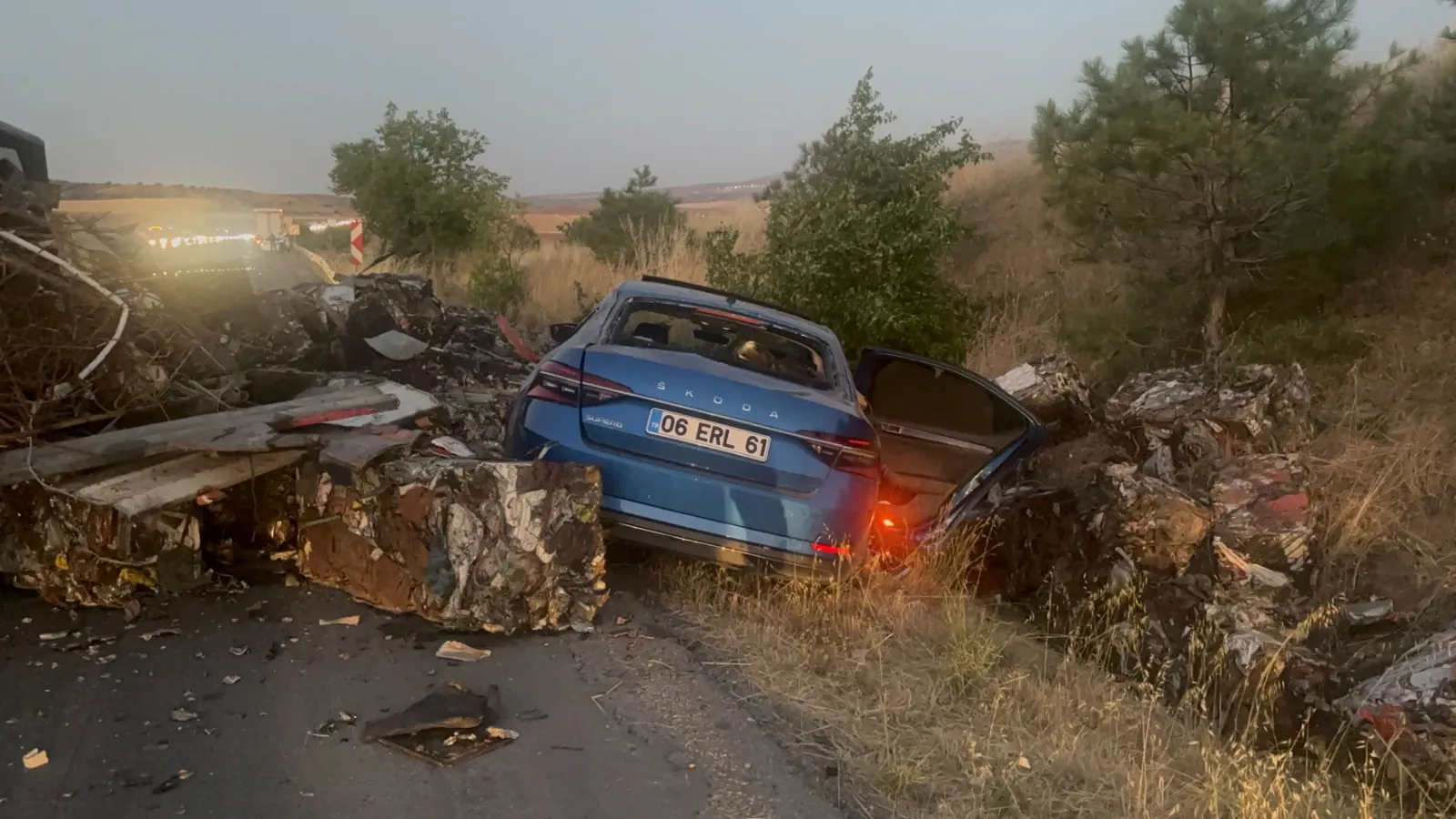 Kırıkkale yolunda hurda yüklü TIR devrildi