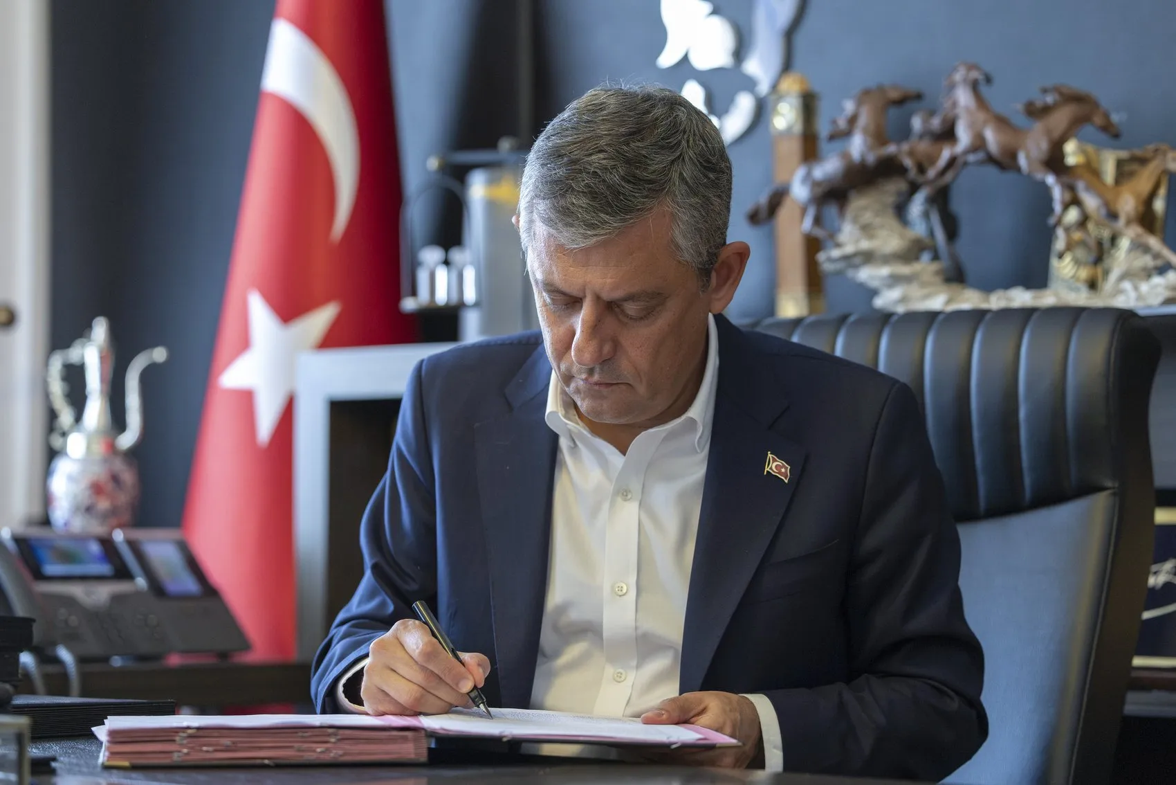 Özgür Özel ve 91 milletvekili CHP'den ayrılıp Yeni Parti'yi kurdu