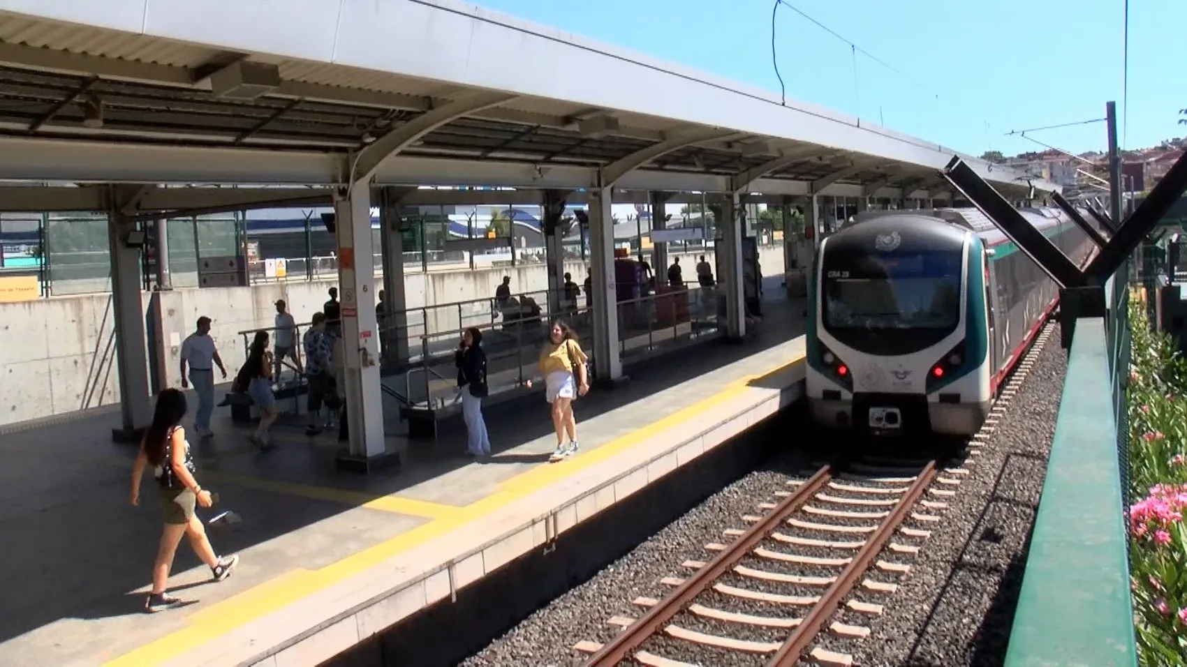 Üsküdar Marmaray istasyonunda raylara inen yolcu trenin altında kaldı