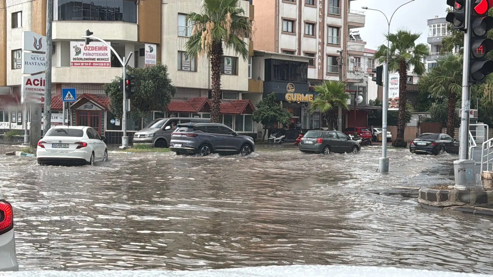Osmaniye'de şiddetli sağanak hayatı felç etti