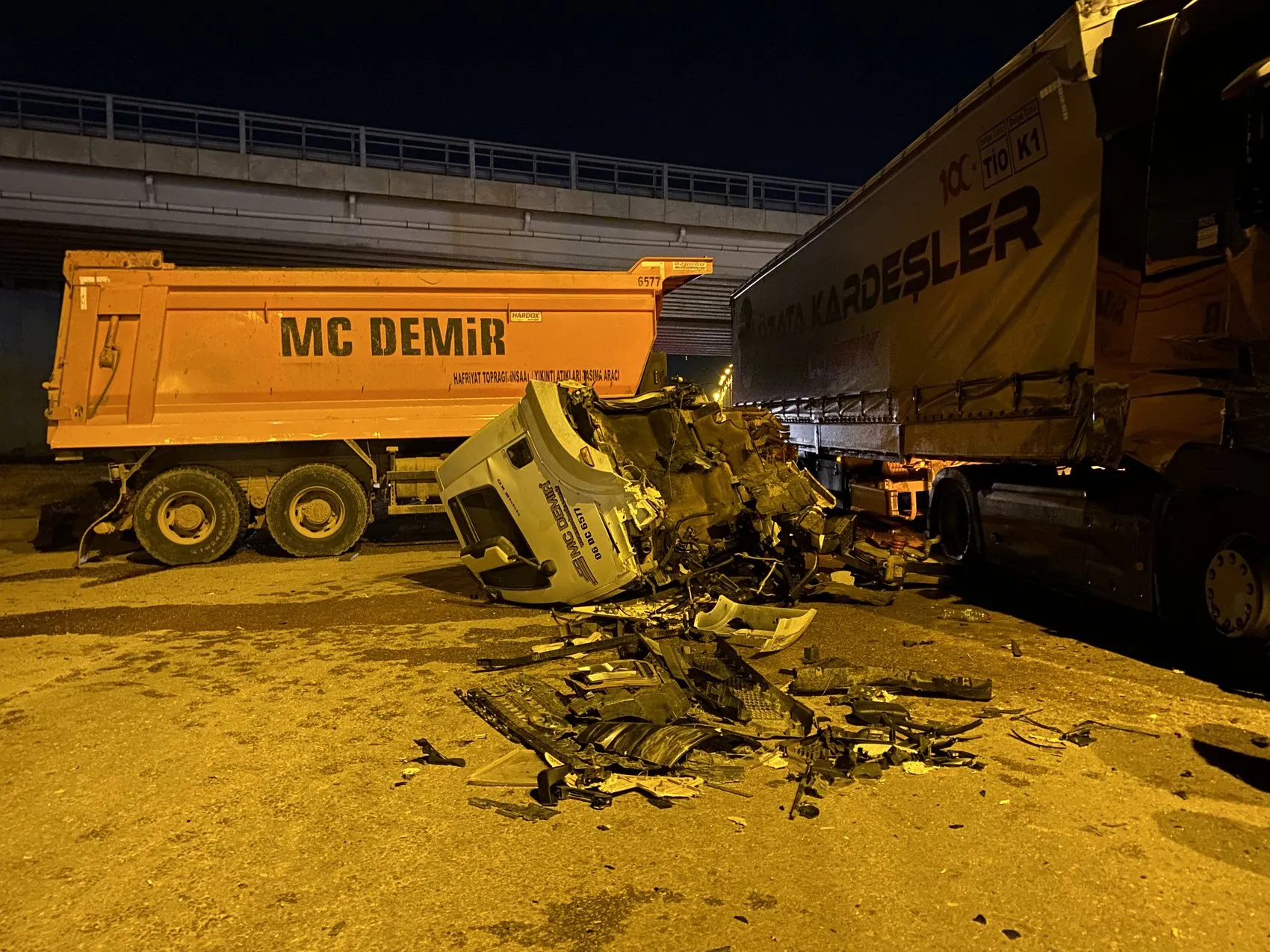 Sincan'da feci kaza Hafriyat kamyonu ikiye ayrıldı
