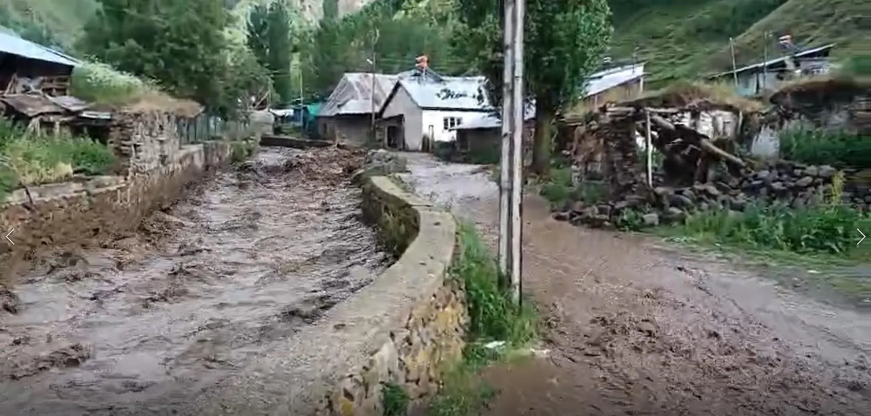 Erzurum Oltu'da dere taştı evleri su bastı