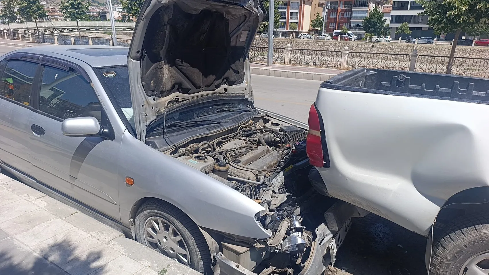 Amasya'da hastaneye giderken park halindeki araçlara çarptı