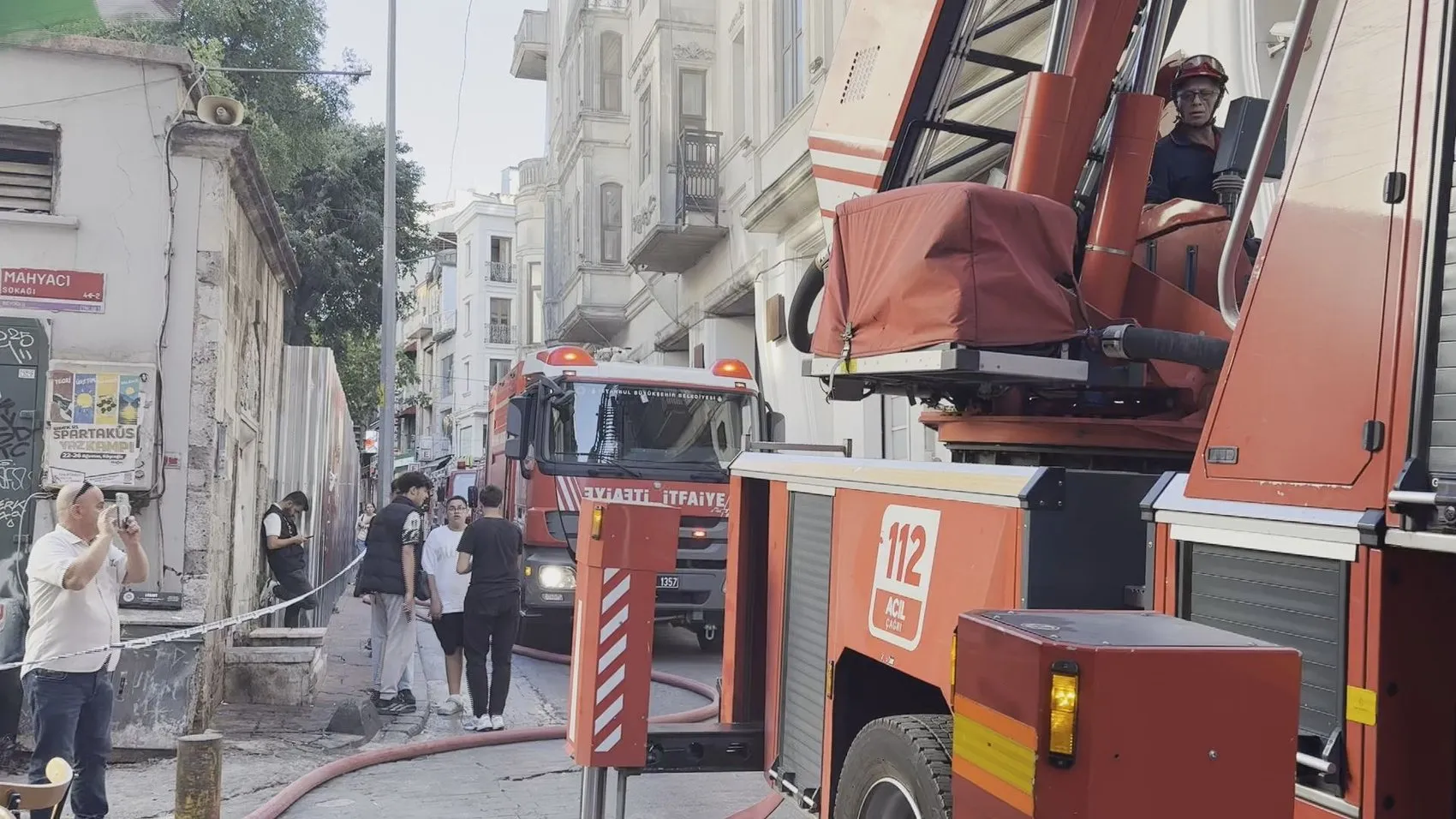 İstiklal Caddesi'ndeki alışveriş merkezinde korkutan yangın