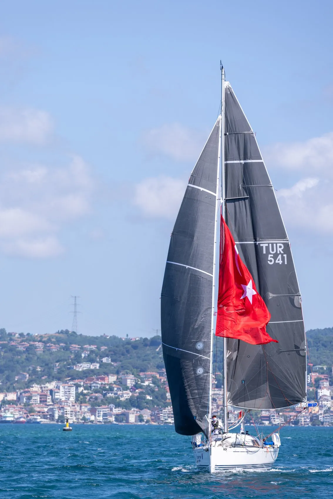 Milli yelkenci Doğukan Kandemir solo Türkiye turunda İstanbul Boğazı'nı geçti
